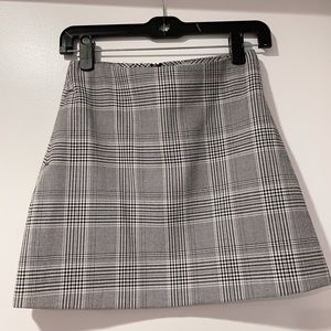 Aritzia High Rise Wilfred Mini Skirt (Black & White) - Size 0